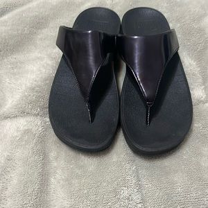 Fitflop black patent thong sandals